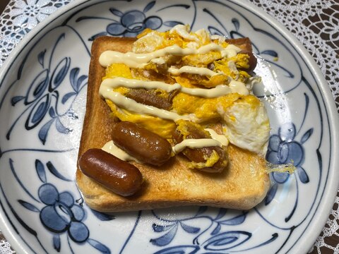 朝ごぱん！スクランブルエッグとソーセージ乗せ